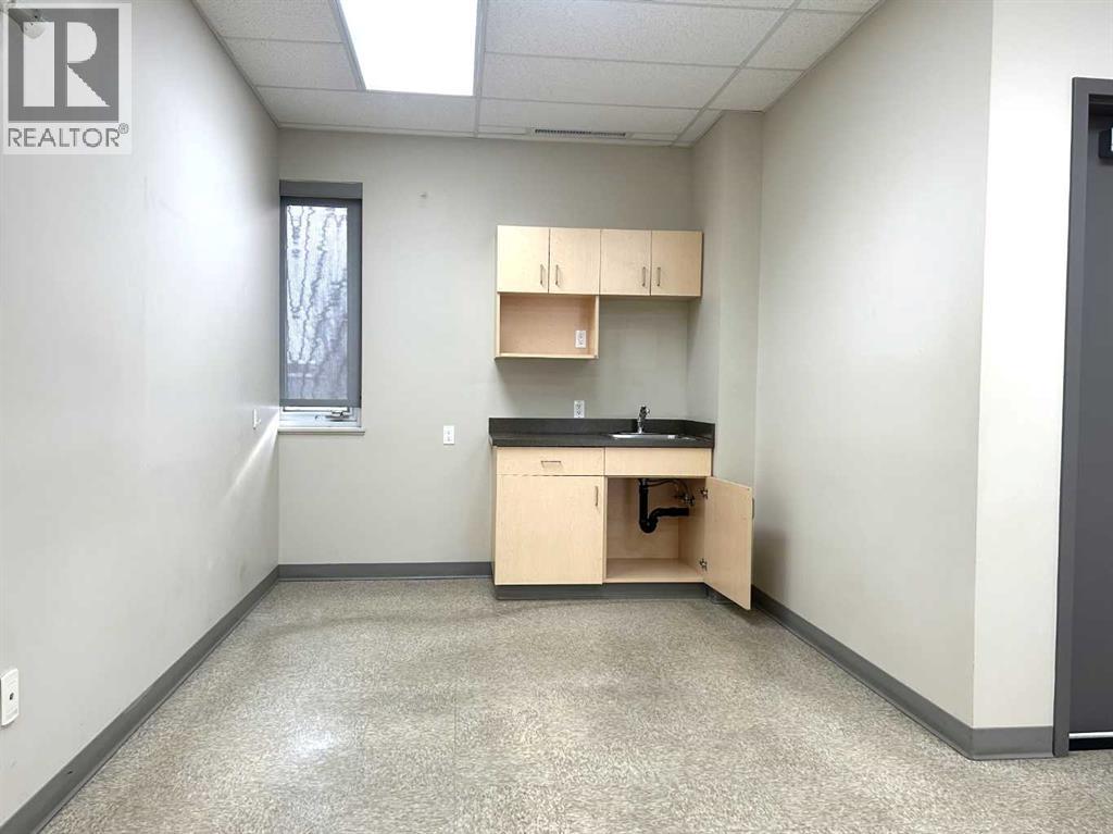 Photo 12 of 657 3 Street Se, Medicine Hat AB