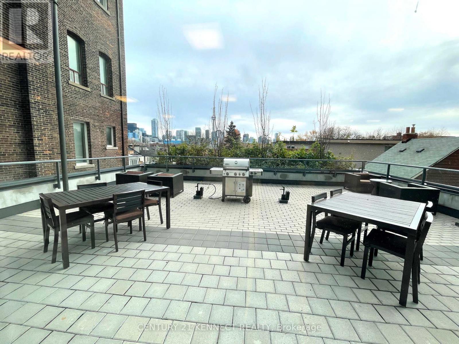 Photo 3 of 802 R 231 College Street, Toronto ON