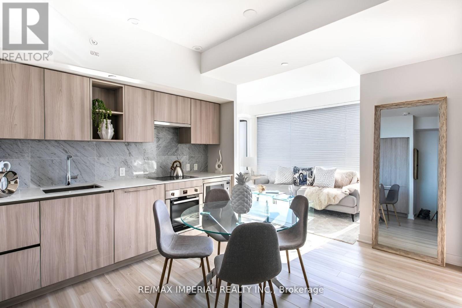 Photo 1 of 611 19 Bathurst Street, Toronto ON