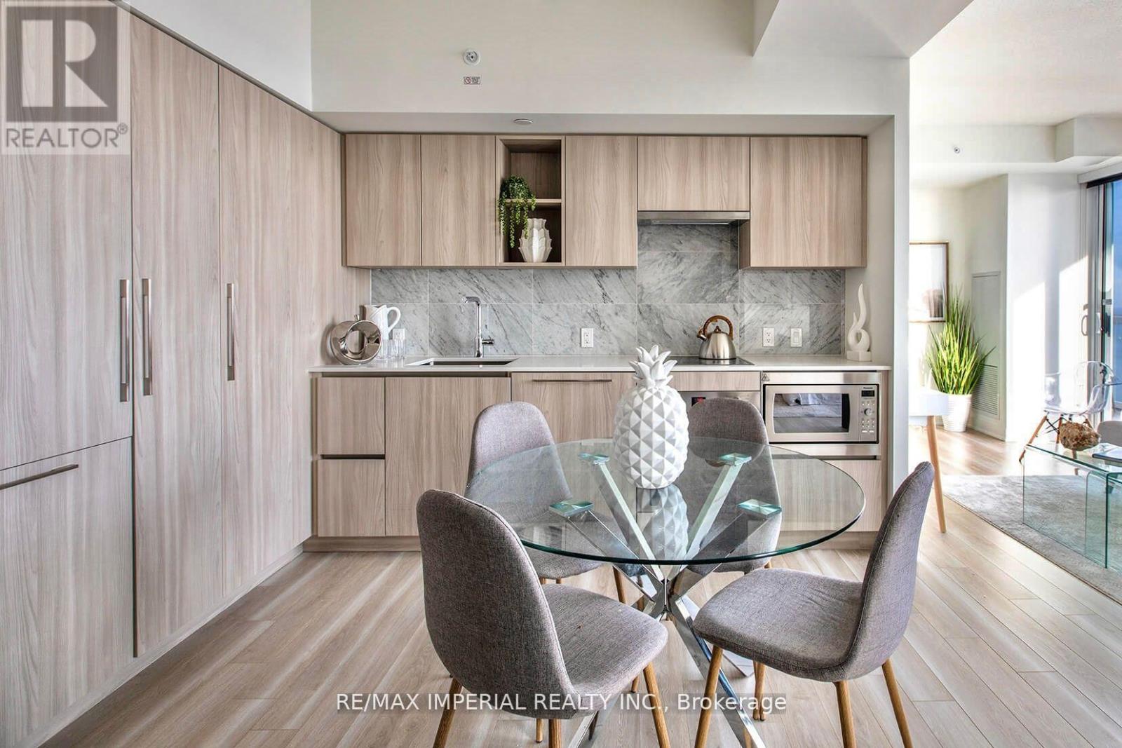 Photo 2 of 611 19 Bathurst Street, Toronto ON