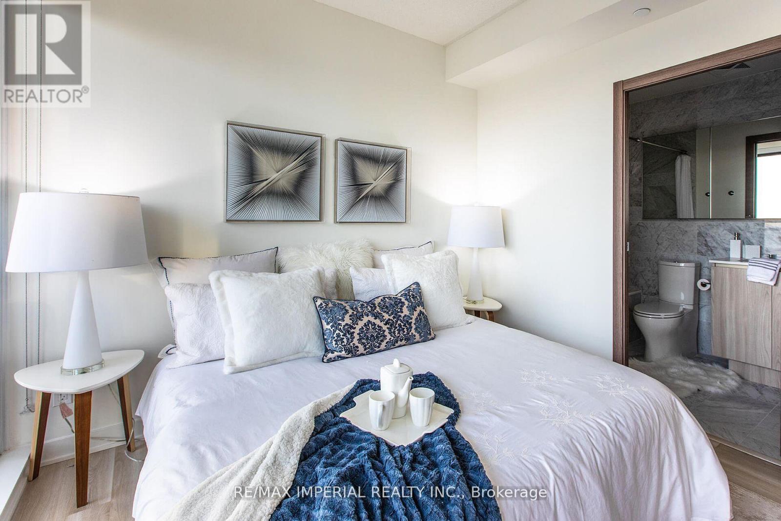 Photo 6 of 611 19 Bathurst Street, Toronto ON