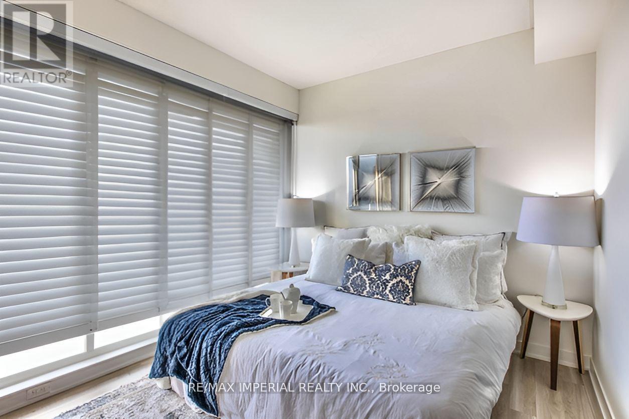 Photo 7 of 611 19 Bathurst Street, Toronto ON