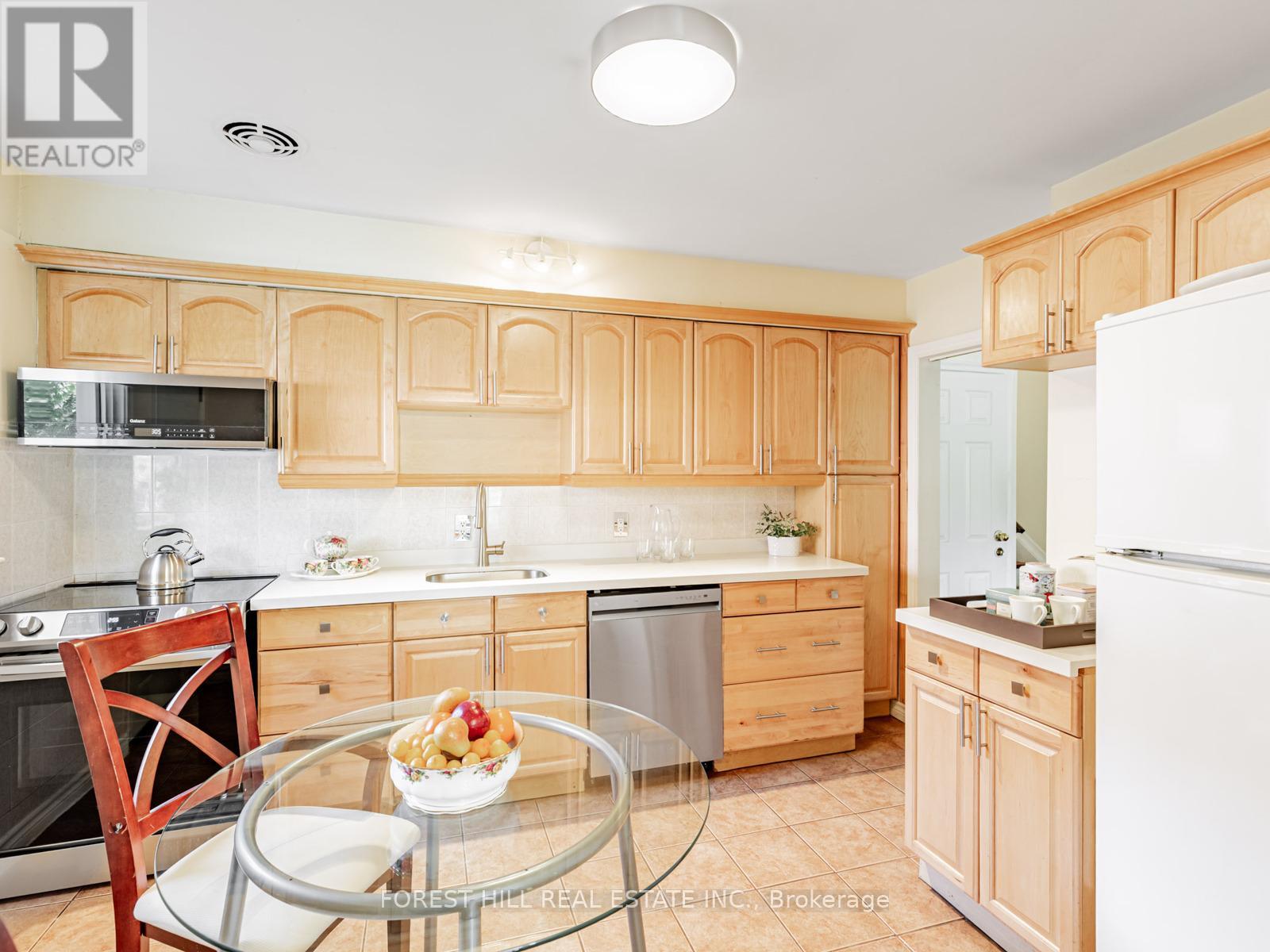Photo 10 of 27 Fitzgibbon Avenue, Toronto ON