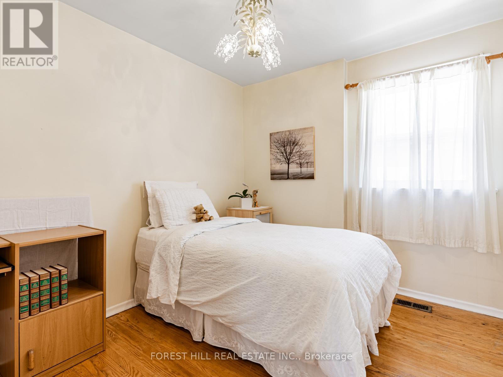 Photo 11 of 27 Fitzgibbon Avenue, Toronto ON