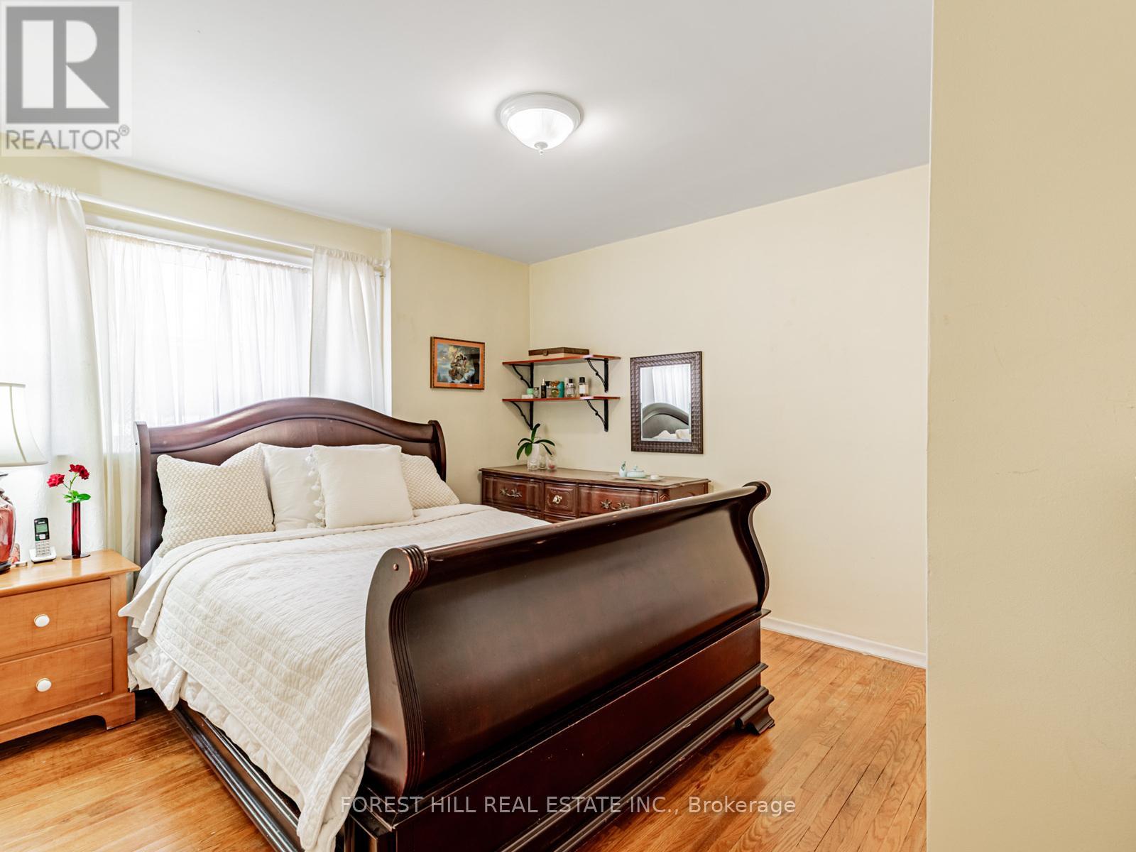 Photo 12 of 27 Fitzgibbon Avenue, Toronto ON