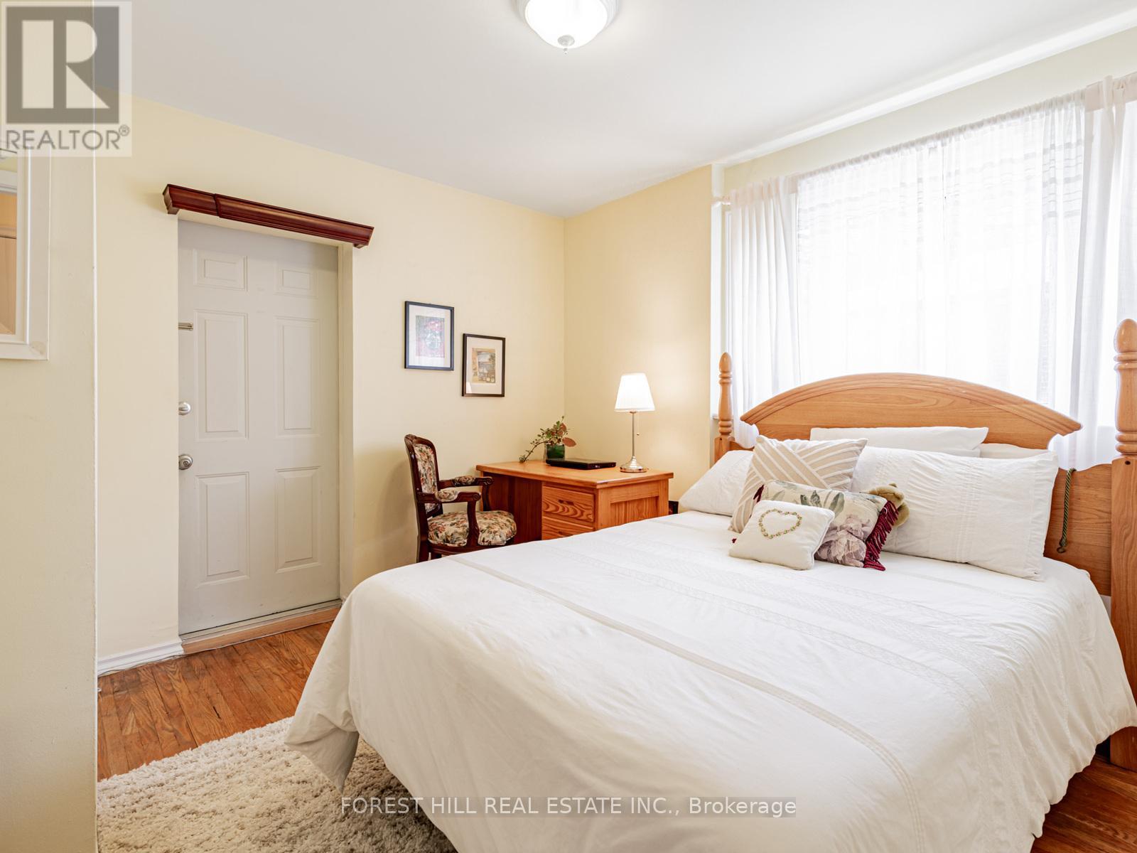 Photo 13 of 27 Fitzgibbon Avenue, Toronto ON