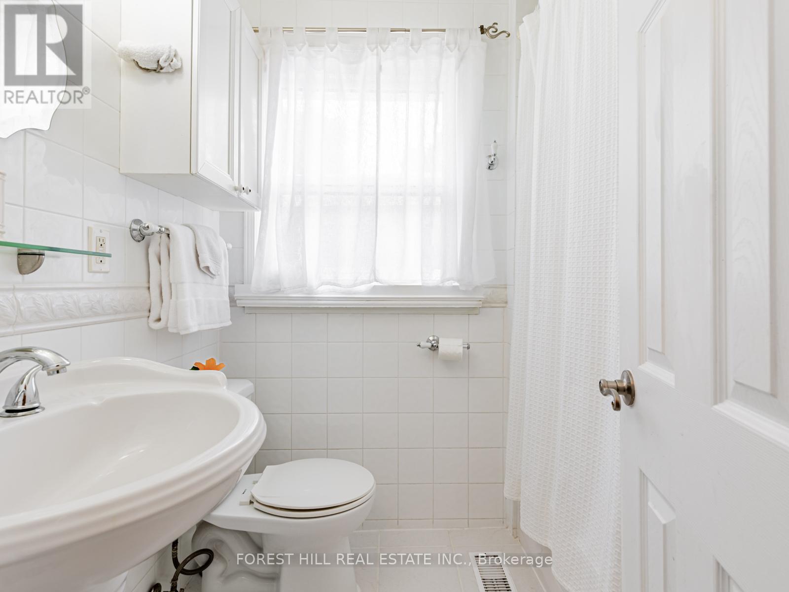 Photo 14 of 27 Fitzgibbon Avenue, Toronto ON