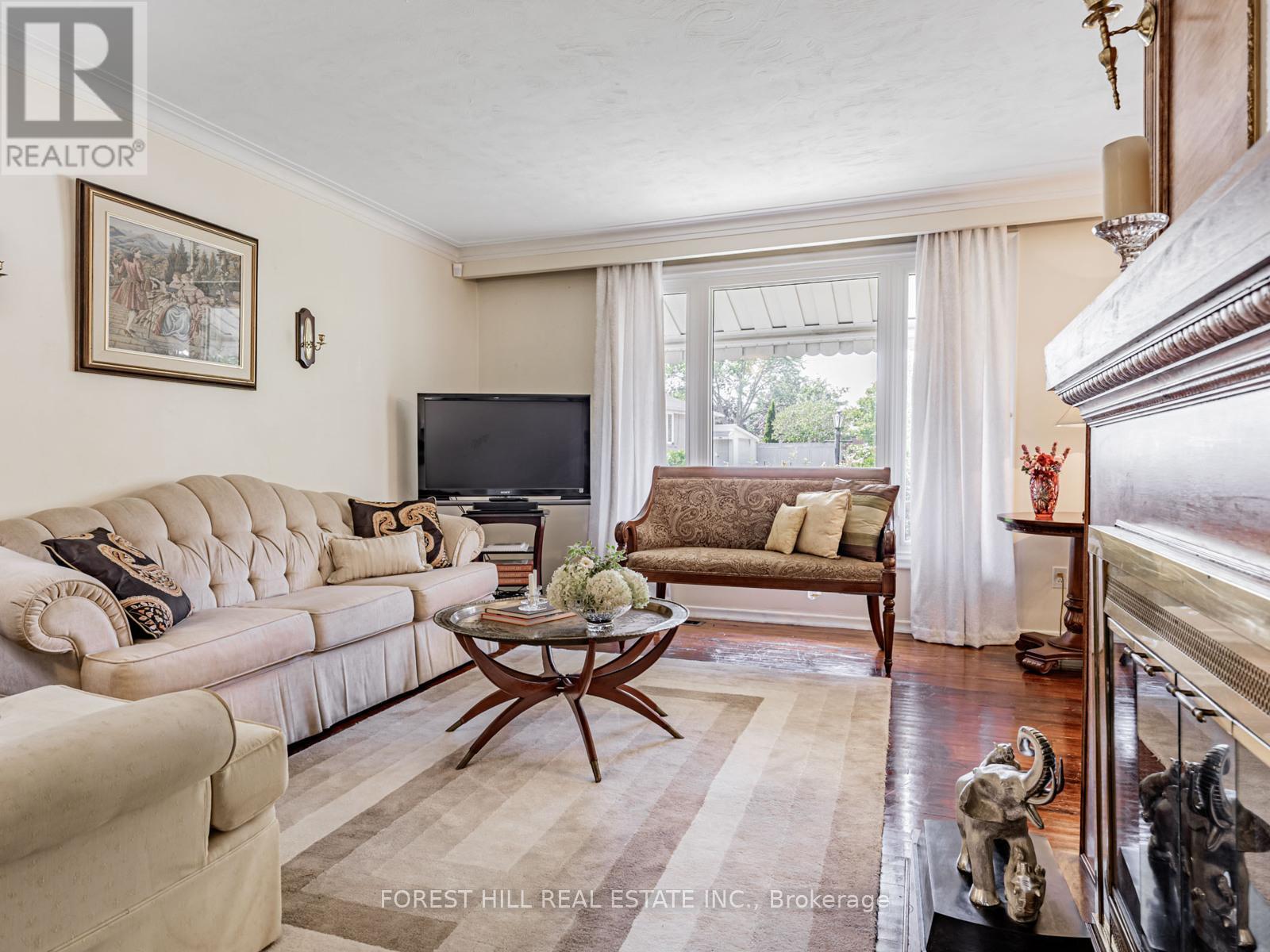 Photo 6 of 27 Fitzgibbon Avenue, Toronto ON