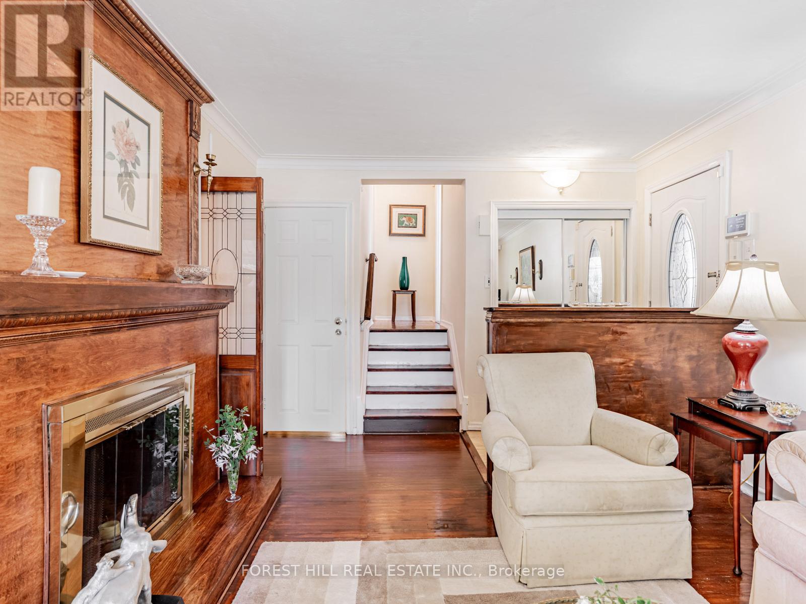 Photo 7 of 27 Fitzgibbon Avenue, Toronto ON
