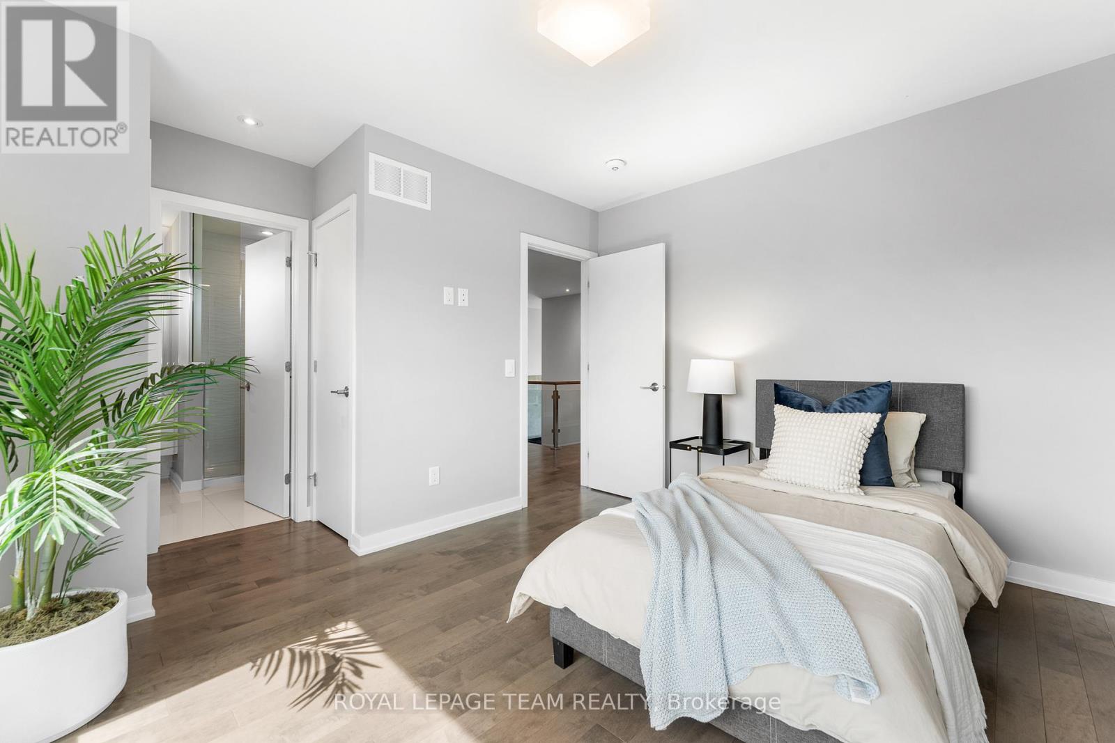 Photo 11 of 250 Sunnyridge Crescent, Ottawa ON