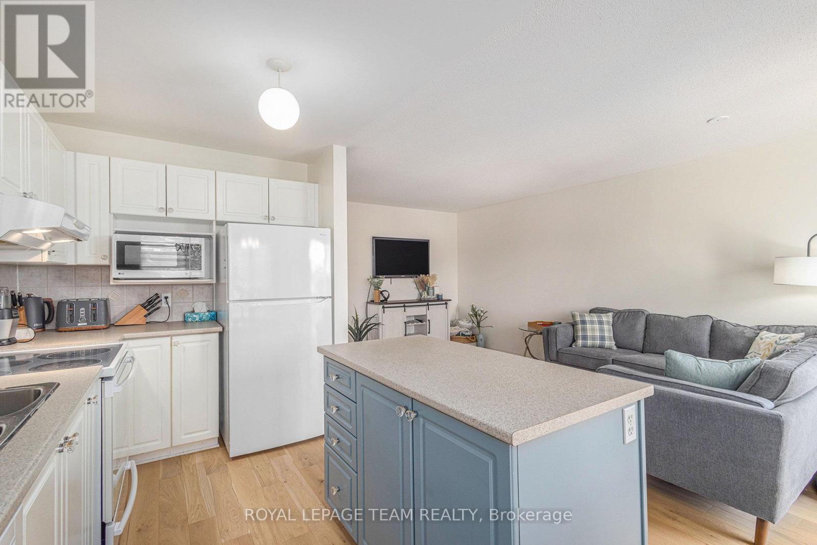 Photo 3 of 138 Freeport Drive, Ottawa ON