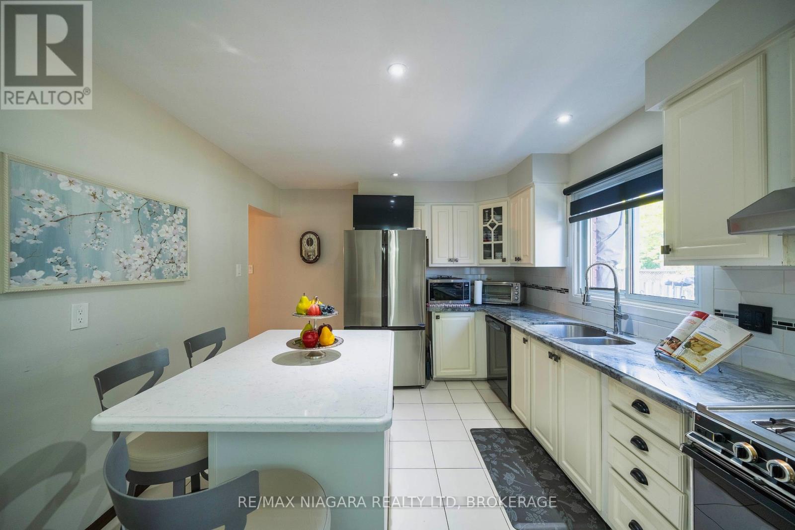 Photo 5 of 621 Lake Street, St Catharines ON