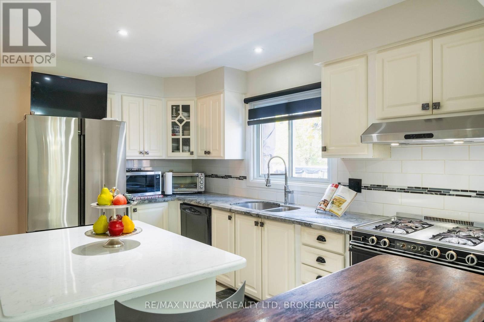 Photo 14 of 621 Lake Street, St Catharines ON