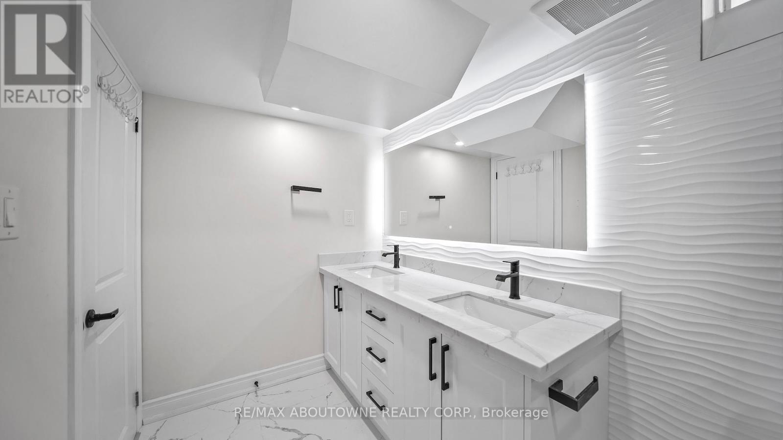 Photo 4 of Lower 341 Ironside Drive, Oakville ON
