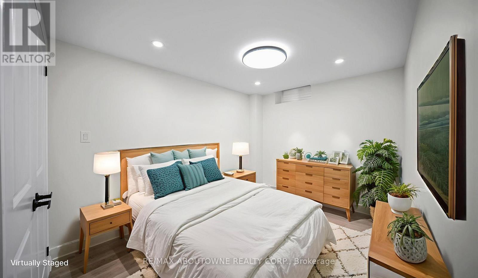 Photo 8 of Lower 341 Ironside Drive, Oakville ON