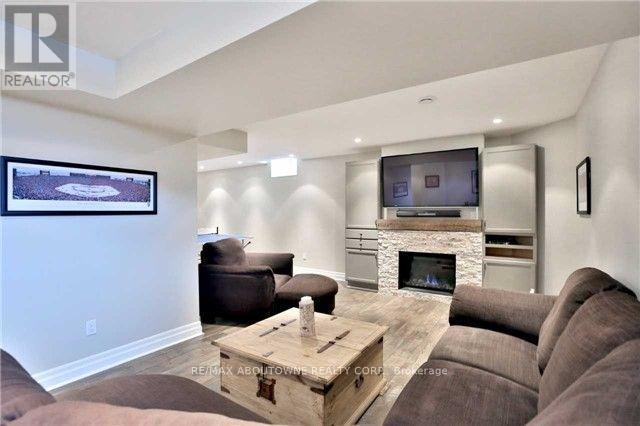 Photo 5 of 2491 Logan Avenue, Oakville ON