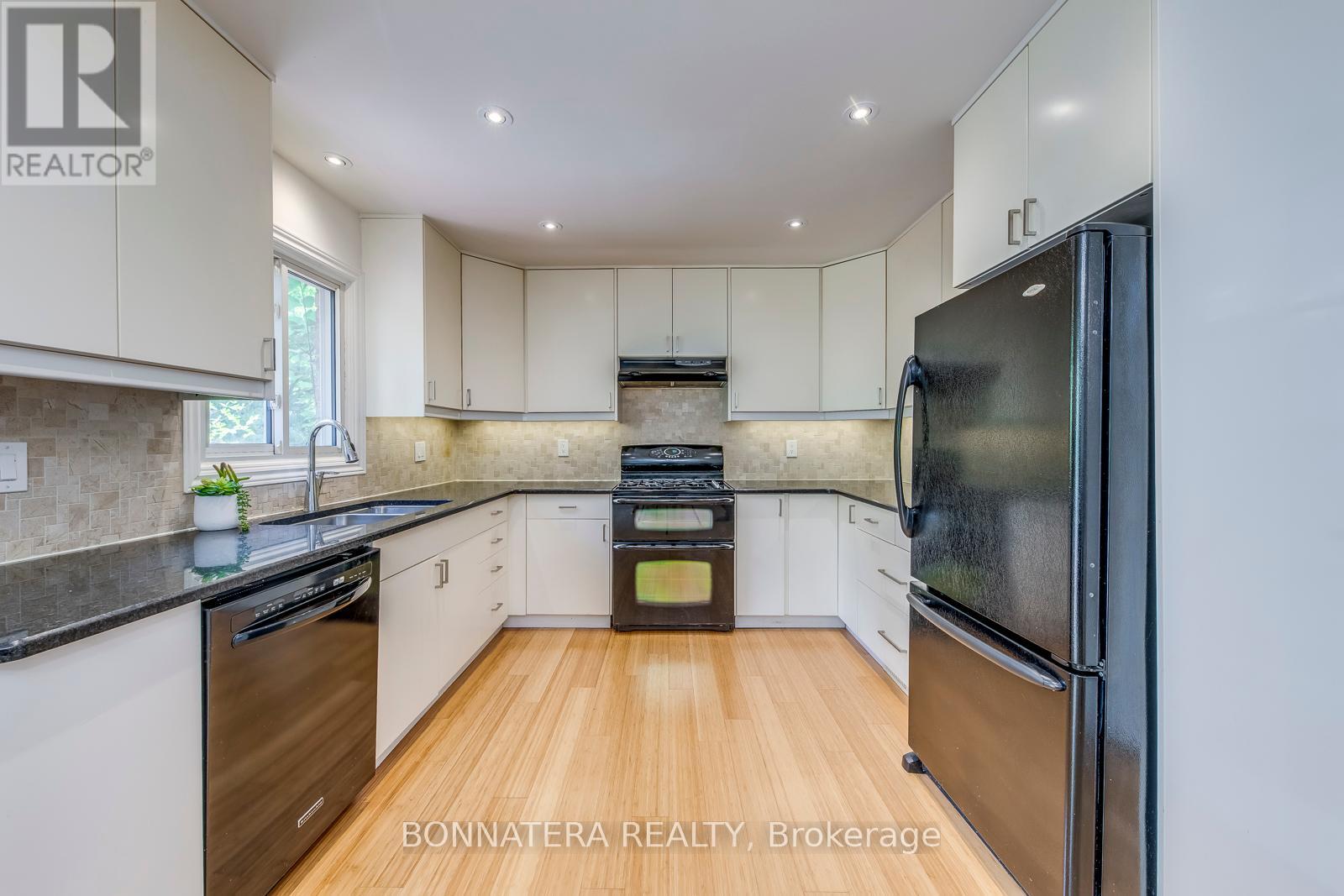 Photo 10 of 475 Underwood Crescent, Oakville ON