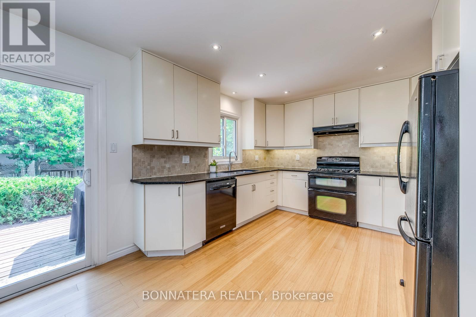 Photo 11 of 475 Underwood Crescent, Oakville ON