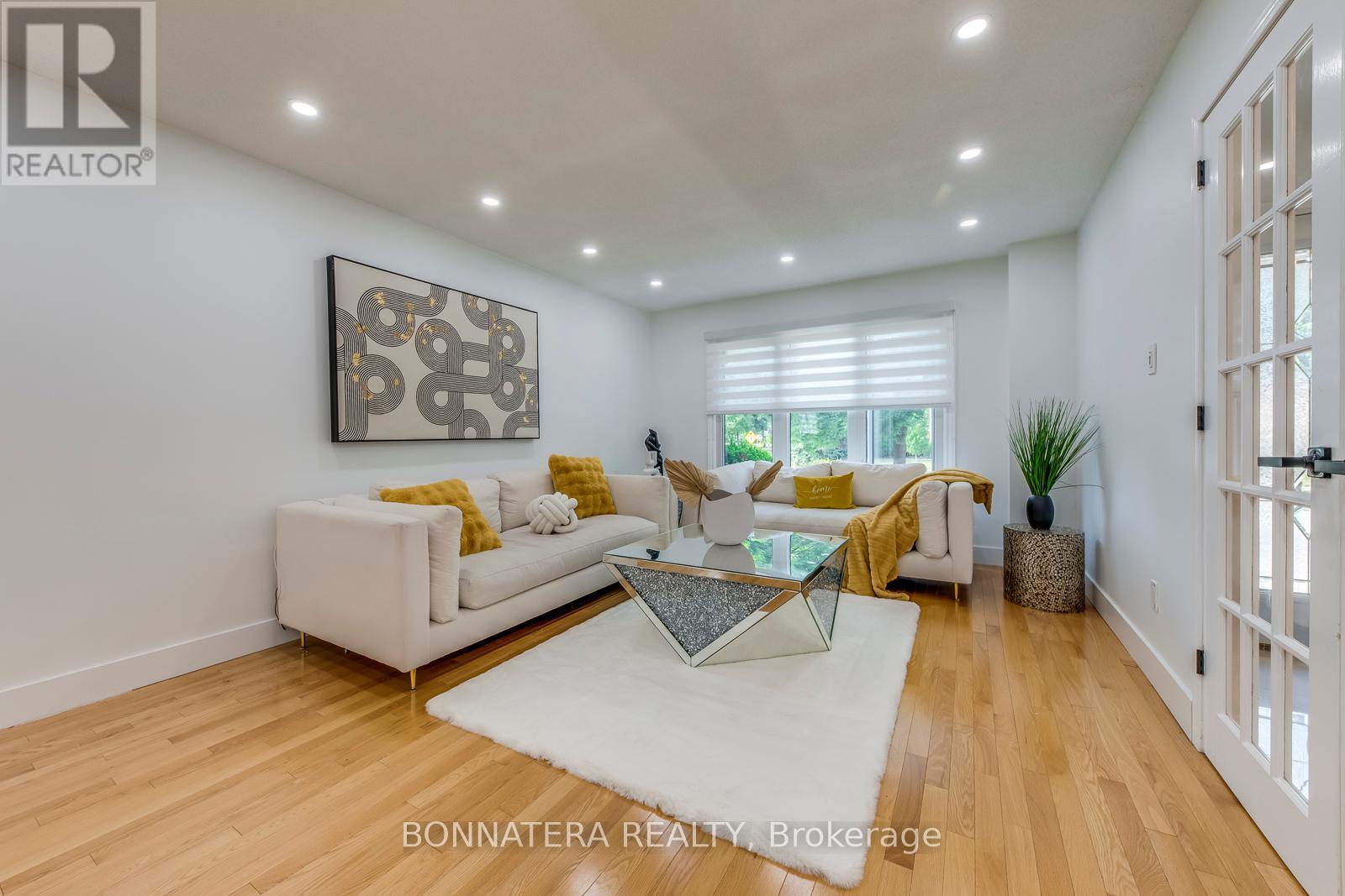 Photo 2 of 475 Underwood Crescent, Oakville ON