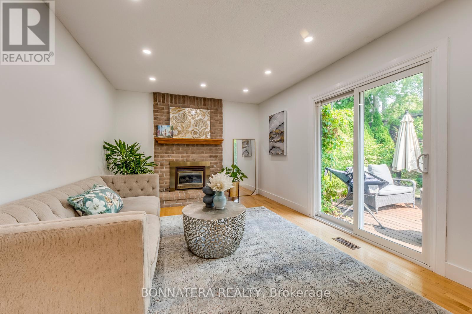 Photo 7 of 475 Underwood Crescent, Oakville ON