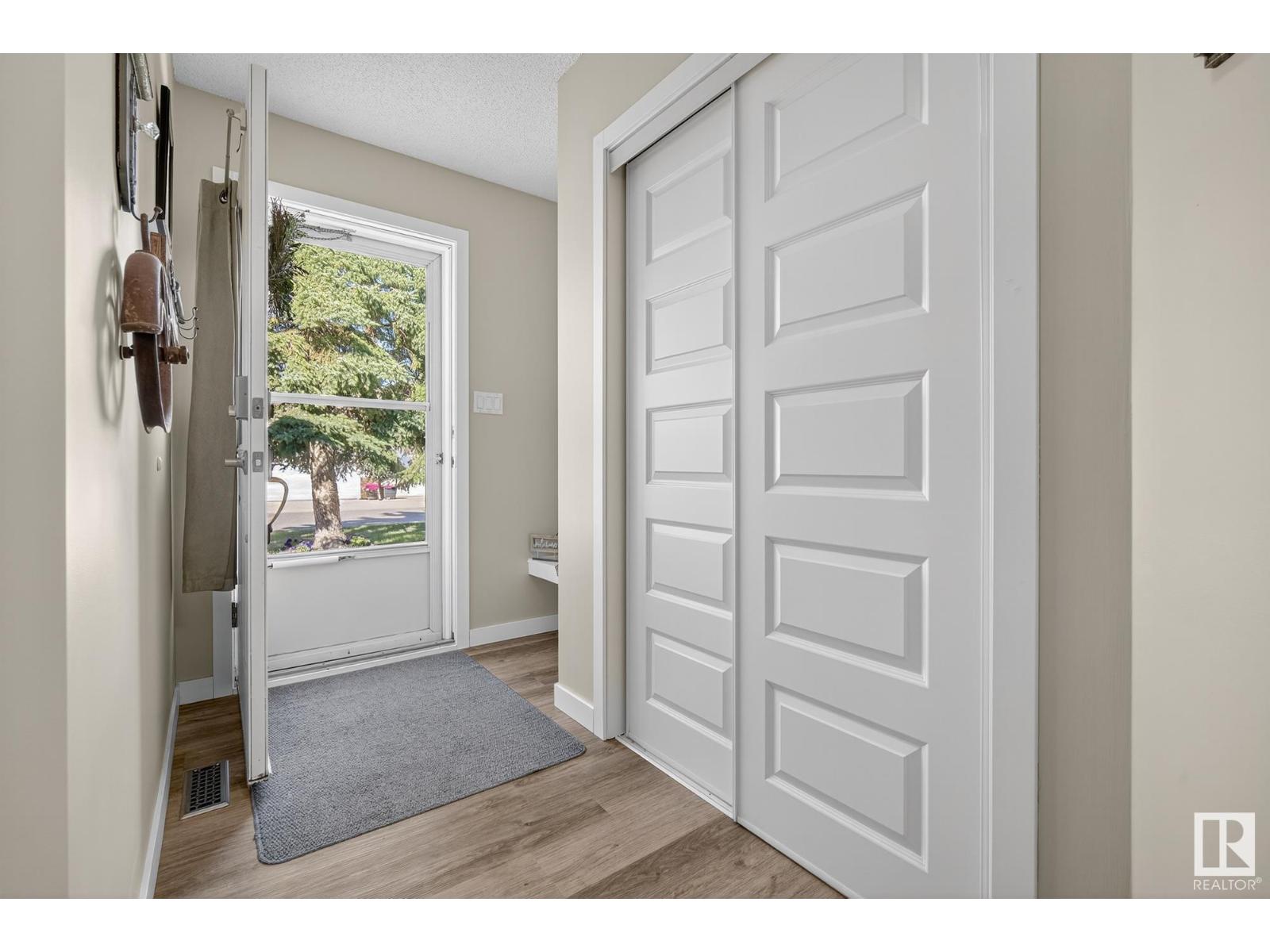 Photo 10 of 4711 25 Av Nw, Edmonton AB