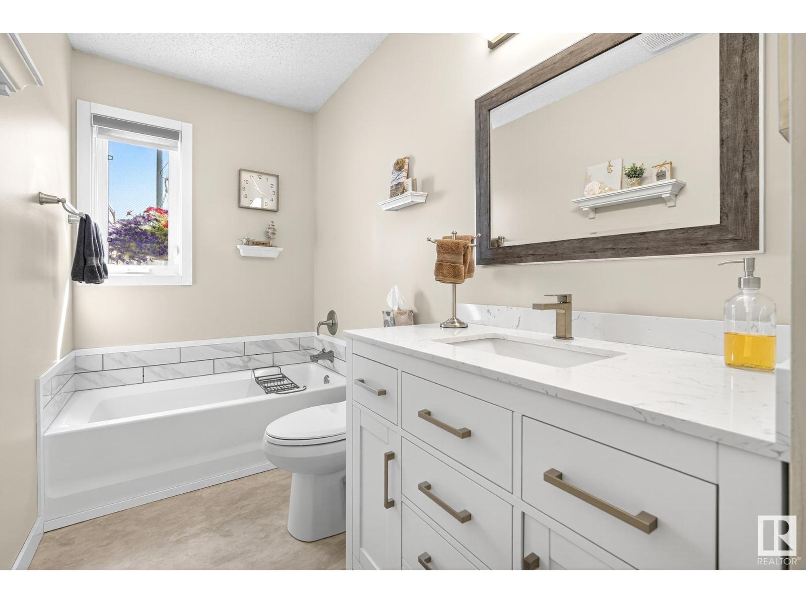 Photo 25 of 4711 25 Av Nw, Edmonton AB