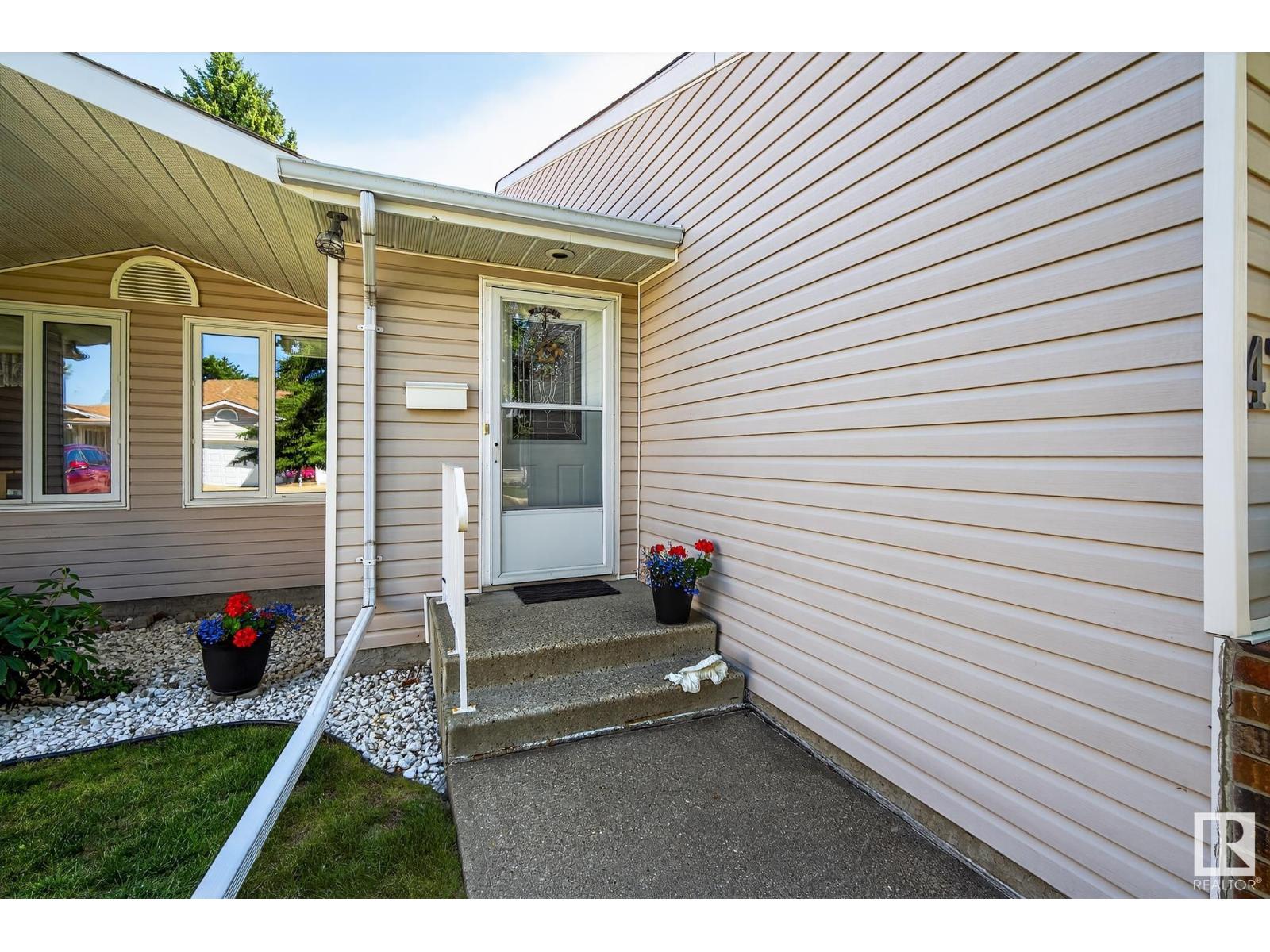 Photo 3 of 4711 25 Av Nw, Edmonton AB