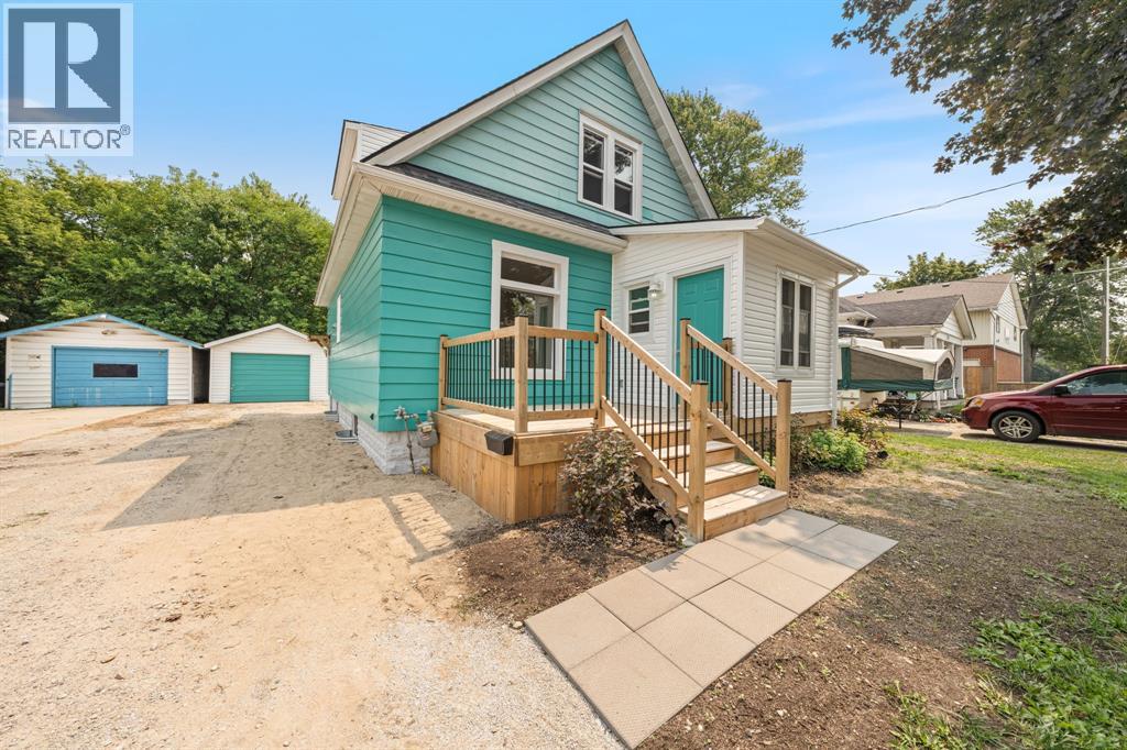 Photo 2 of 266 Brock Street South, Sarnia ON