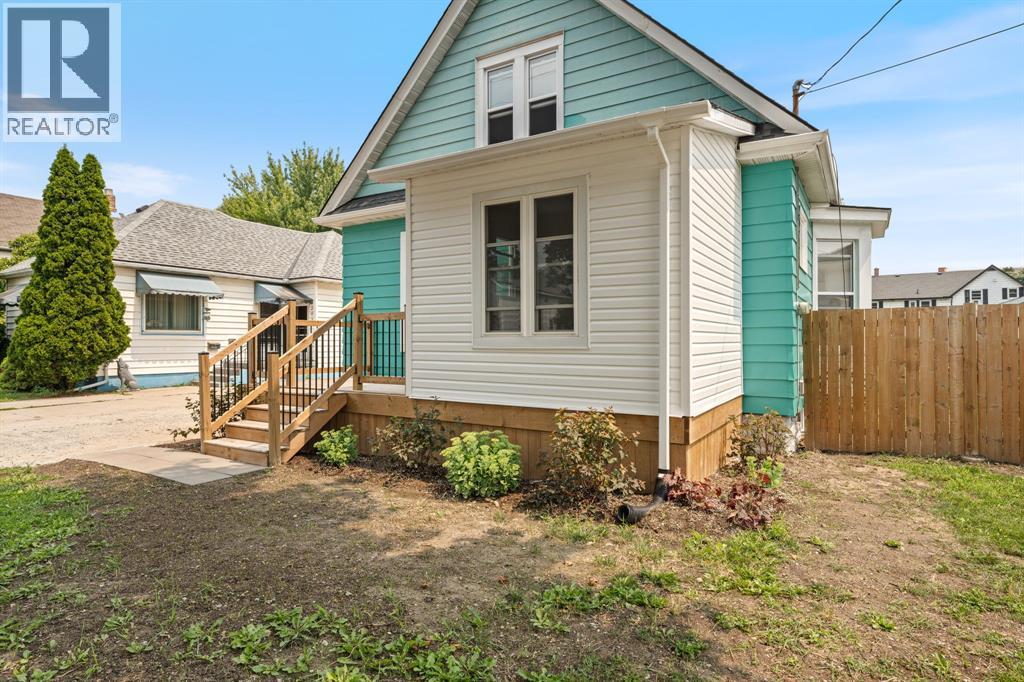 Photo 3 of 266 Brock Street South, Sarnia ON