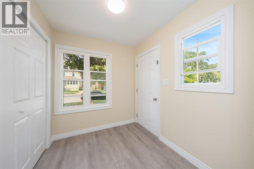 Photo 6 of 266 Brock Street South, Sarnia ON