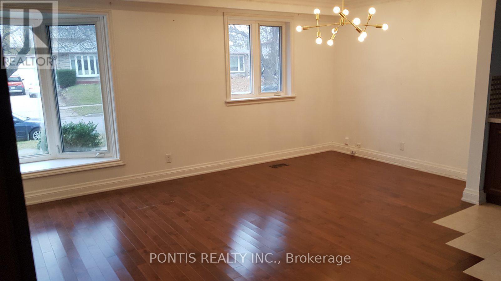 Photo 5 of 114 Cultra Square N, Toronto ON