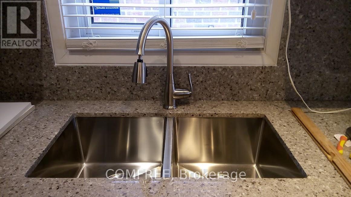 Photo 2 of 17 Ashurst Crescent, Brampton ON