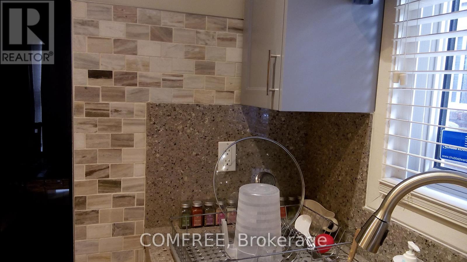 Photo 10 of 17 Ashurst Crescent, Brampton ON