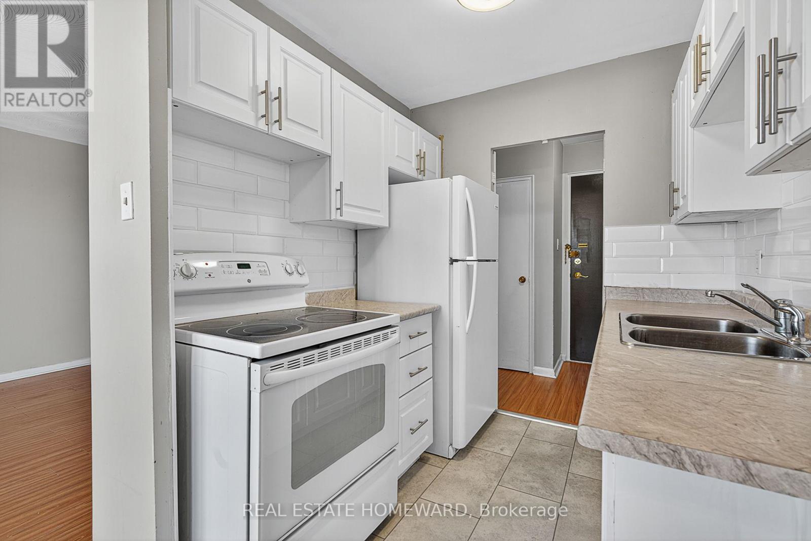 Photo 9 of 708 915 Midland Avenue, Toronto ON