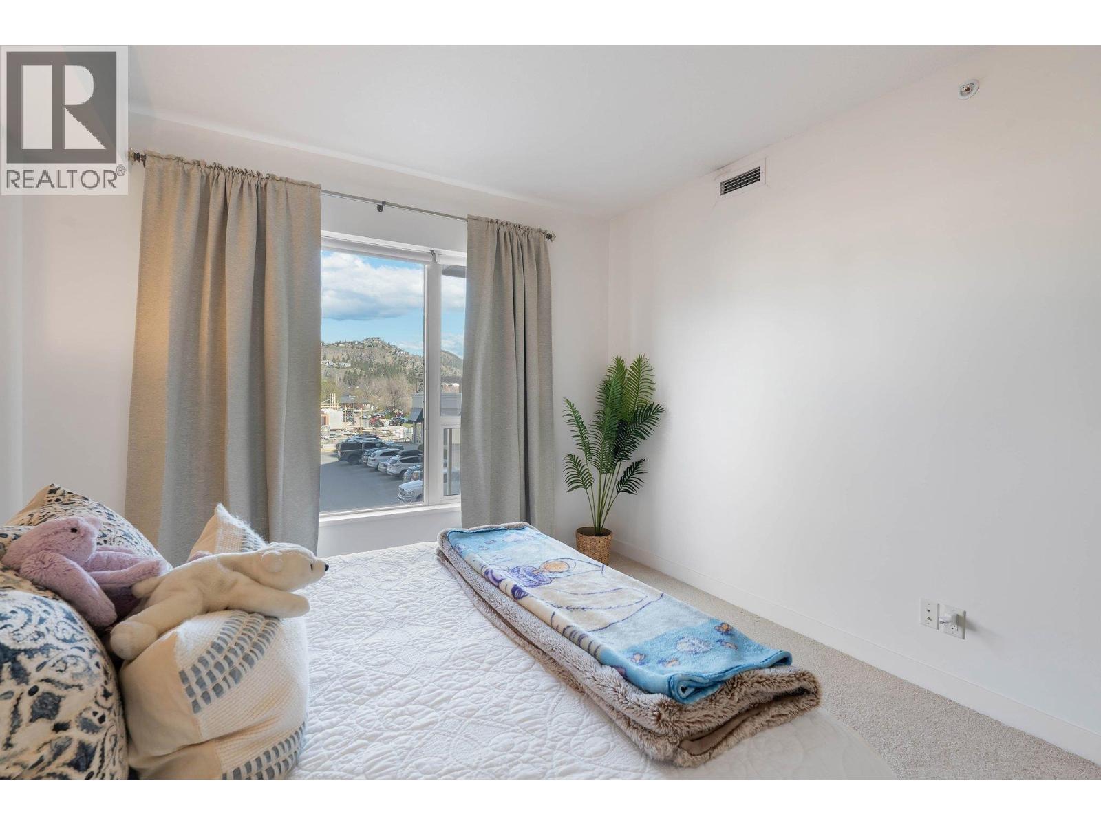 205 1160 Bernard Avenue, Kelowna
