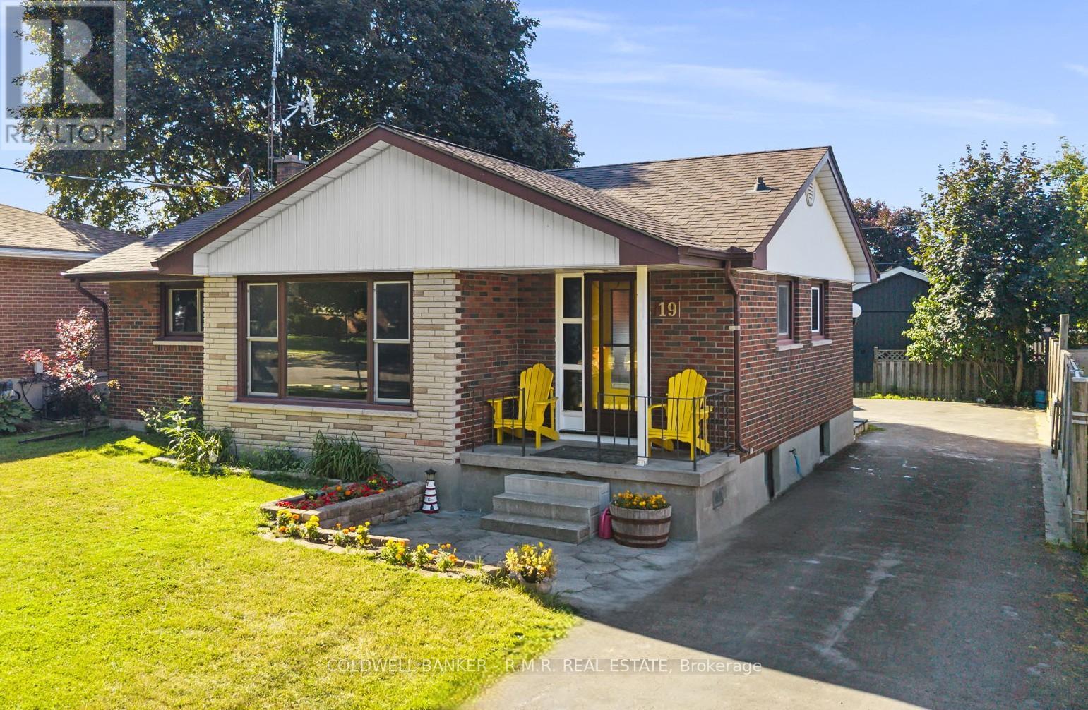 Photo 2 of 19 Parkway Crescent, Clarington ON
