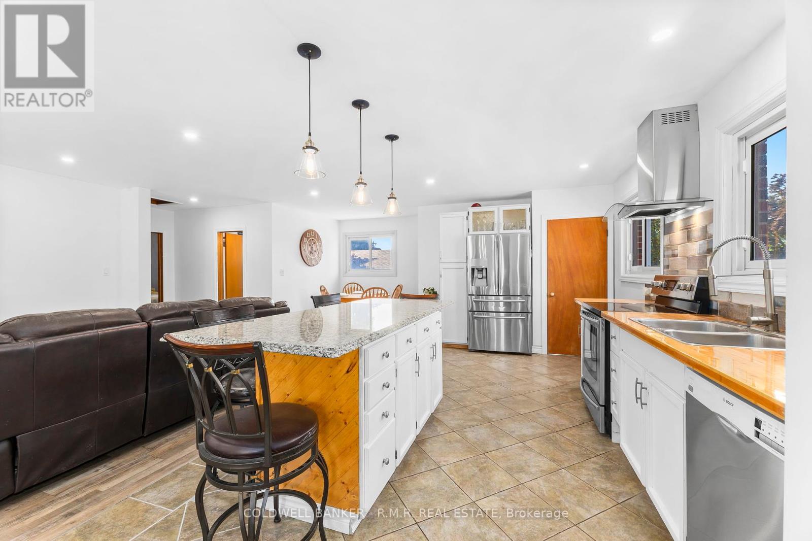 Photo 4 of 19 Parkway Crescent, Clarington ON