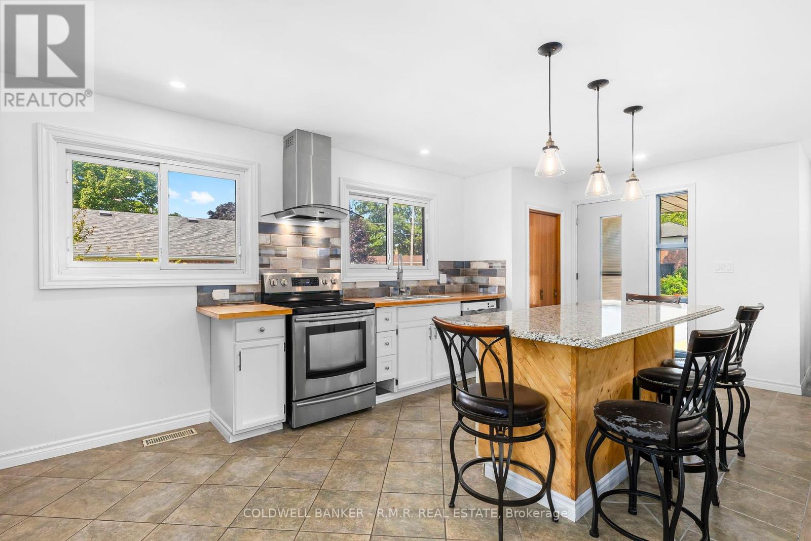 Photo 6 of 19 Parkway Crescent, Clarington ON