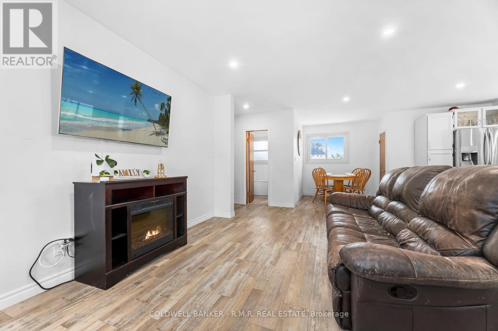 Photo 8 of 19 Parkway Crescent, Clarington ON
