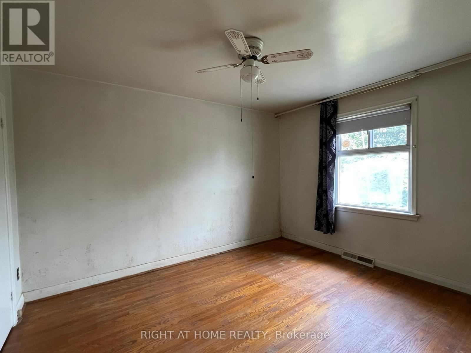 Photo 17 of 25 Heatherglen Road, Toronto ON