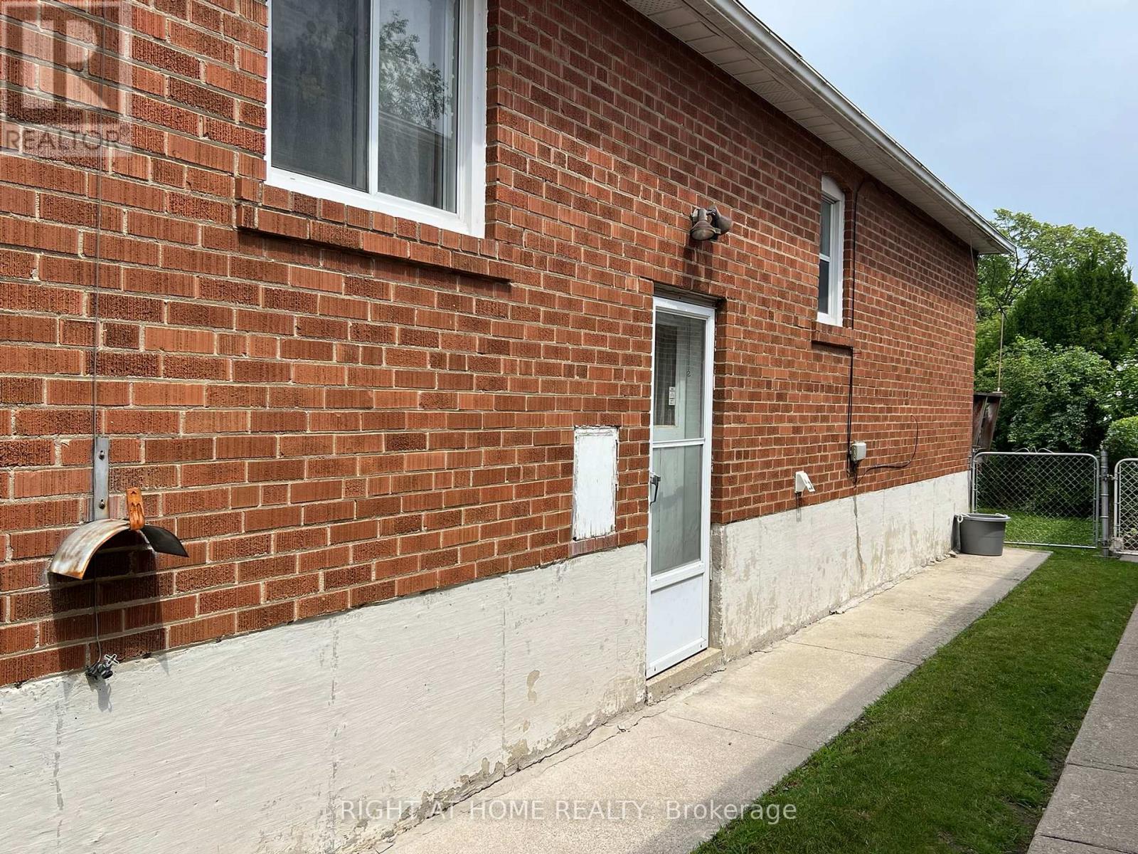 Photo 8 of 25 Heatherglen Road, Toronto ON