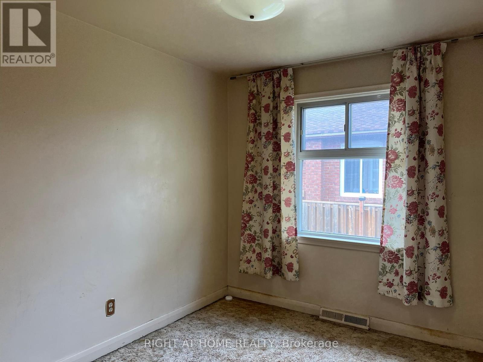 Photo 2 of 25 Heatherglen Road, Toronto ON