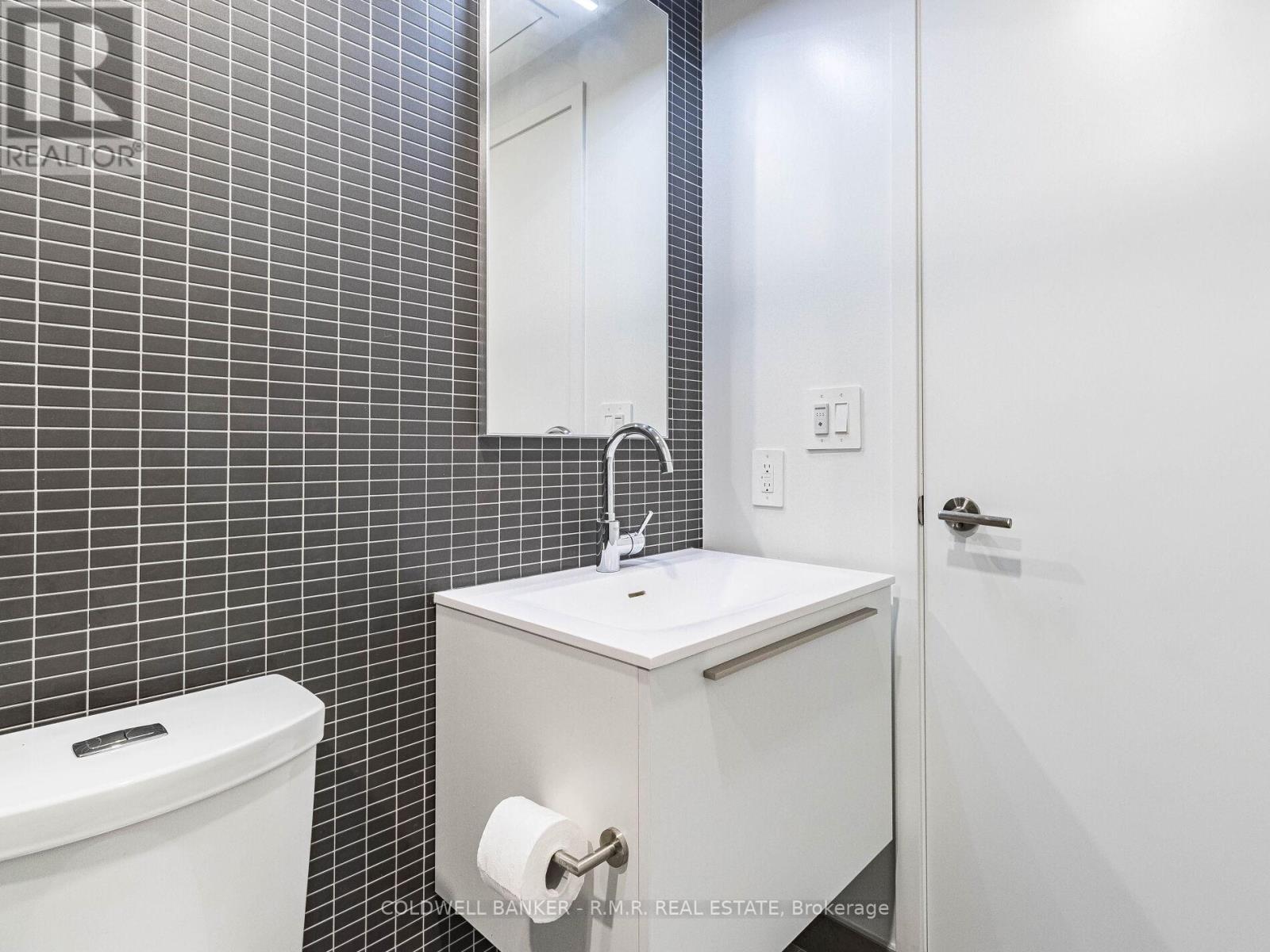 Photo 18 of 703 2720 Dundas Street W, Toronto ON