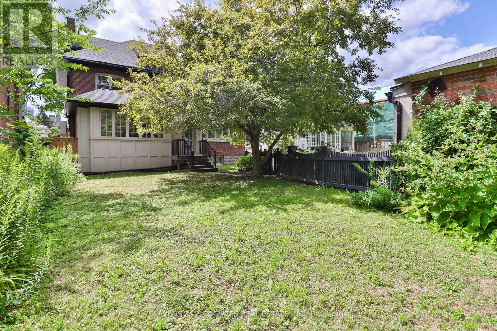Photo 3 of 56 Alexandra Boulevard, Toronto ON