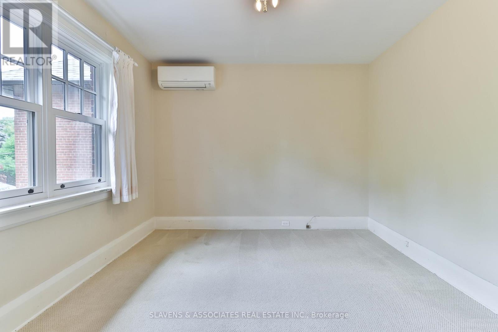 Photo 13 of 56 Alexandra Boulevard, Toronto ON