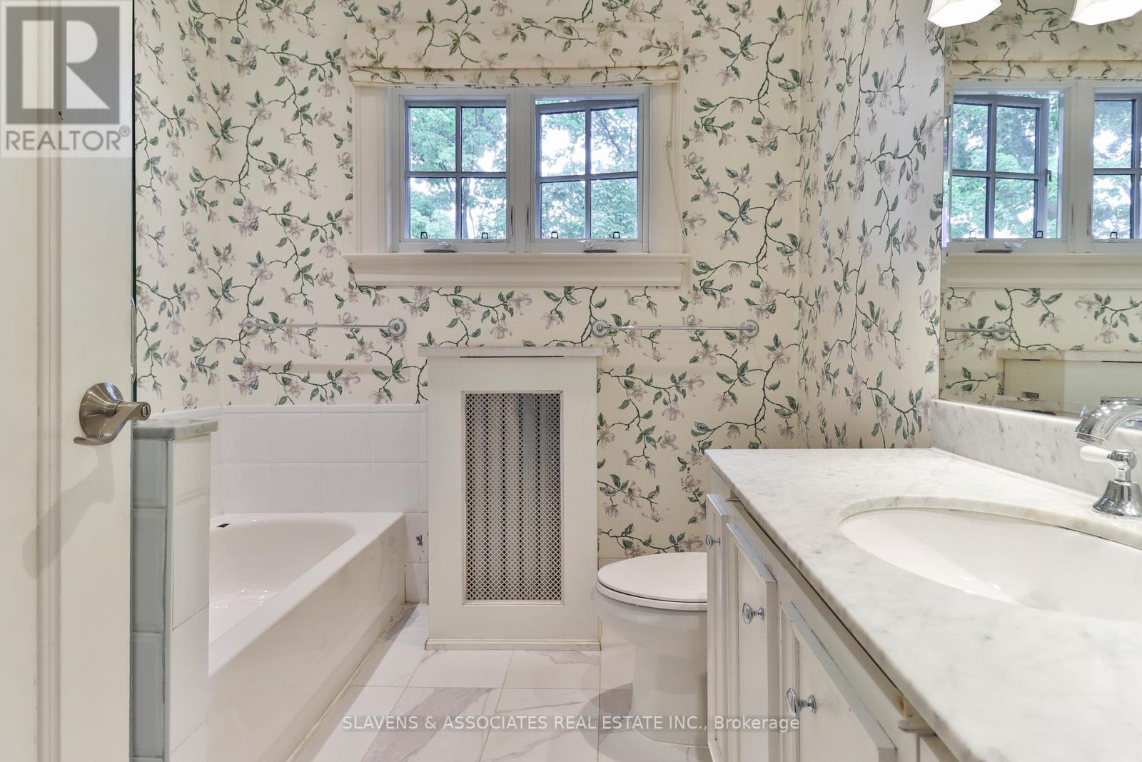 Photo 5 of 56 Alexandra Boulevard, Toronto ON