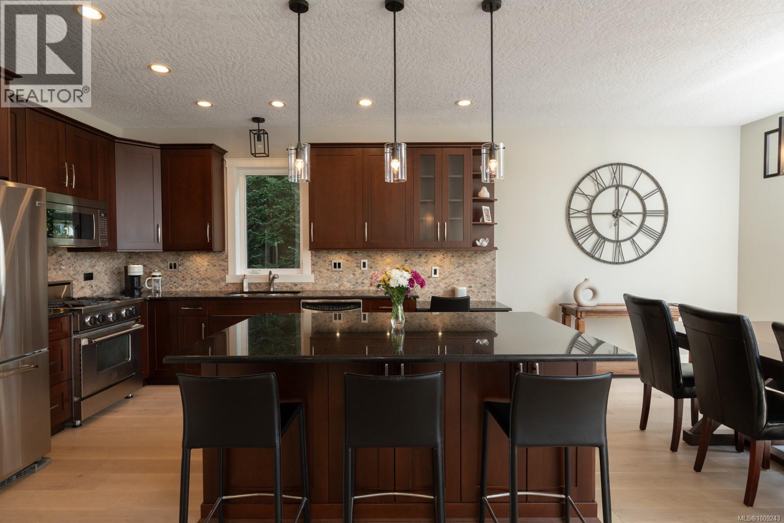 Photo 33 of 724 Bossi Pl, Saanich BC