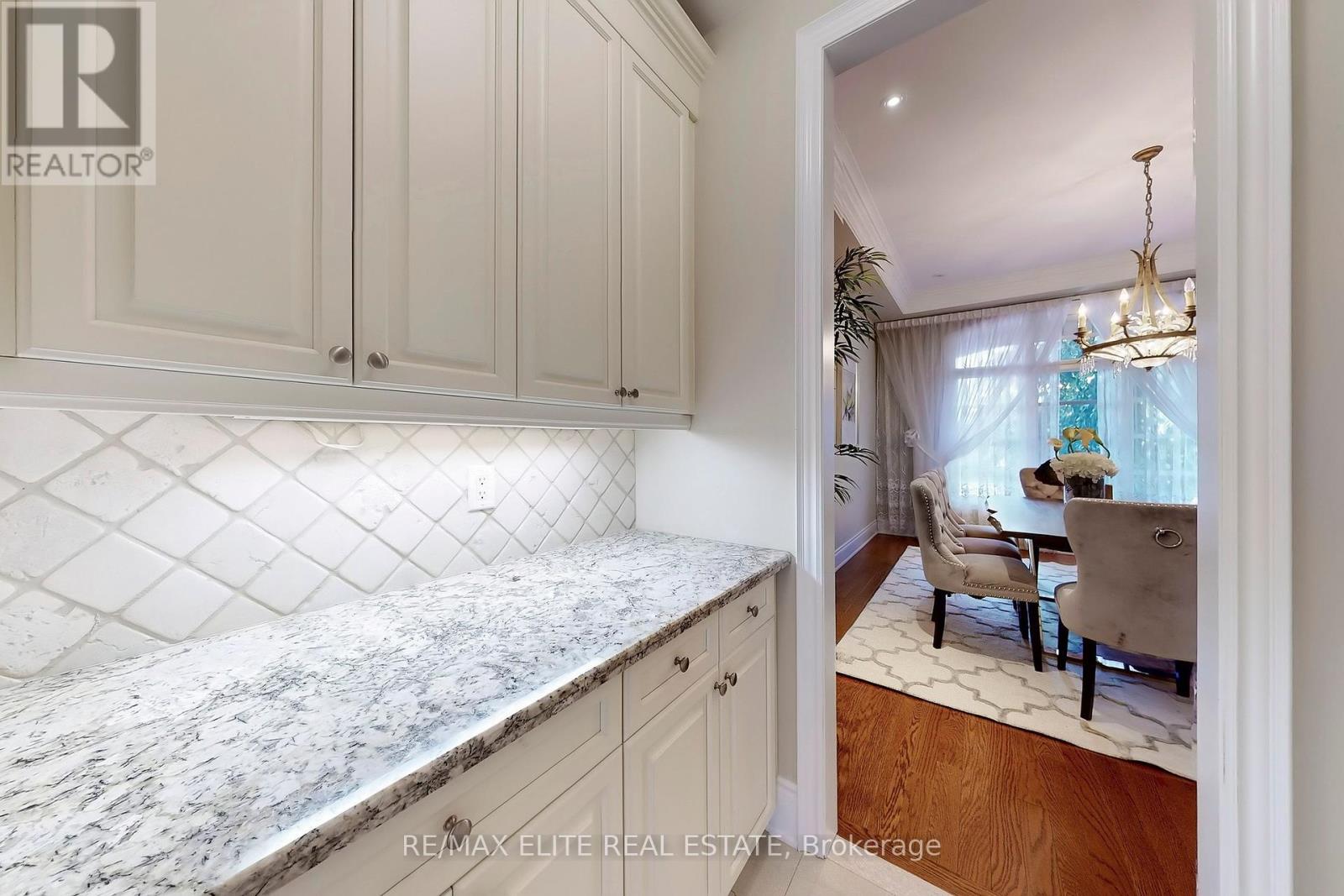 Photo 10 of 59 Carisbrooke Circle, Aurora ON