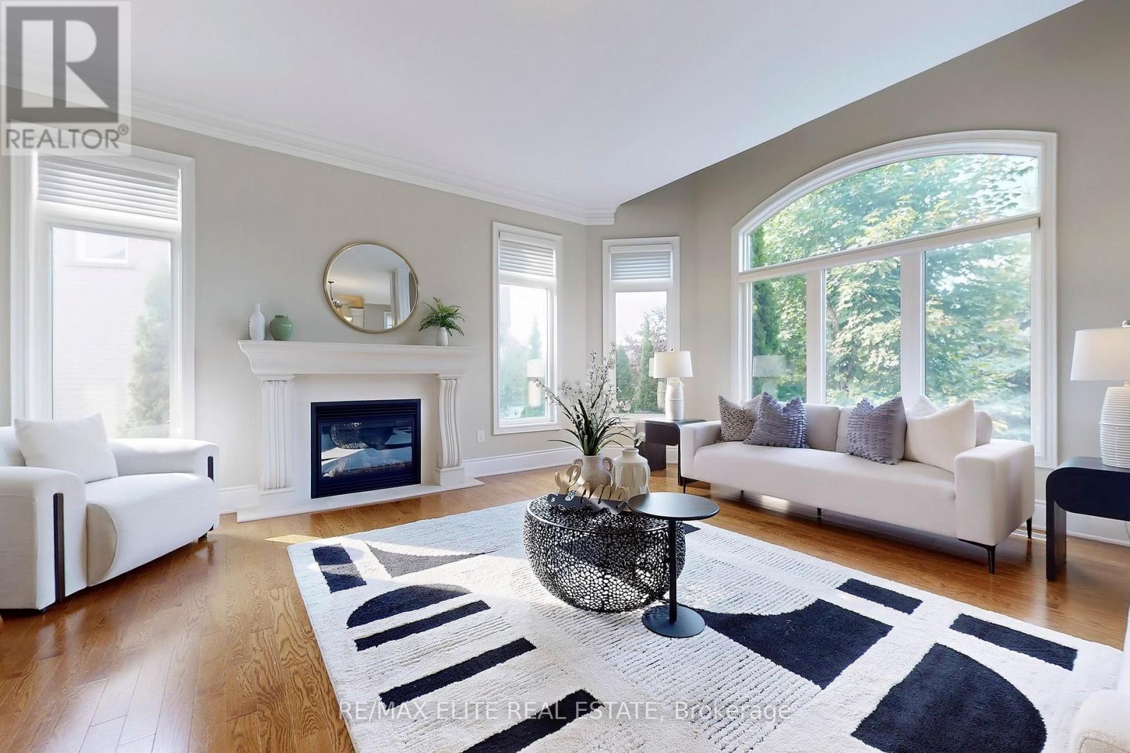 Photo 11 of 59 Carisbrooke Circle, Aurora ON