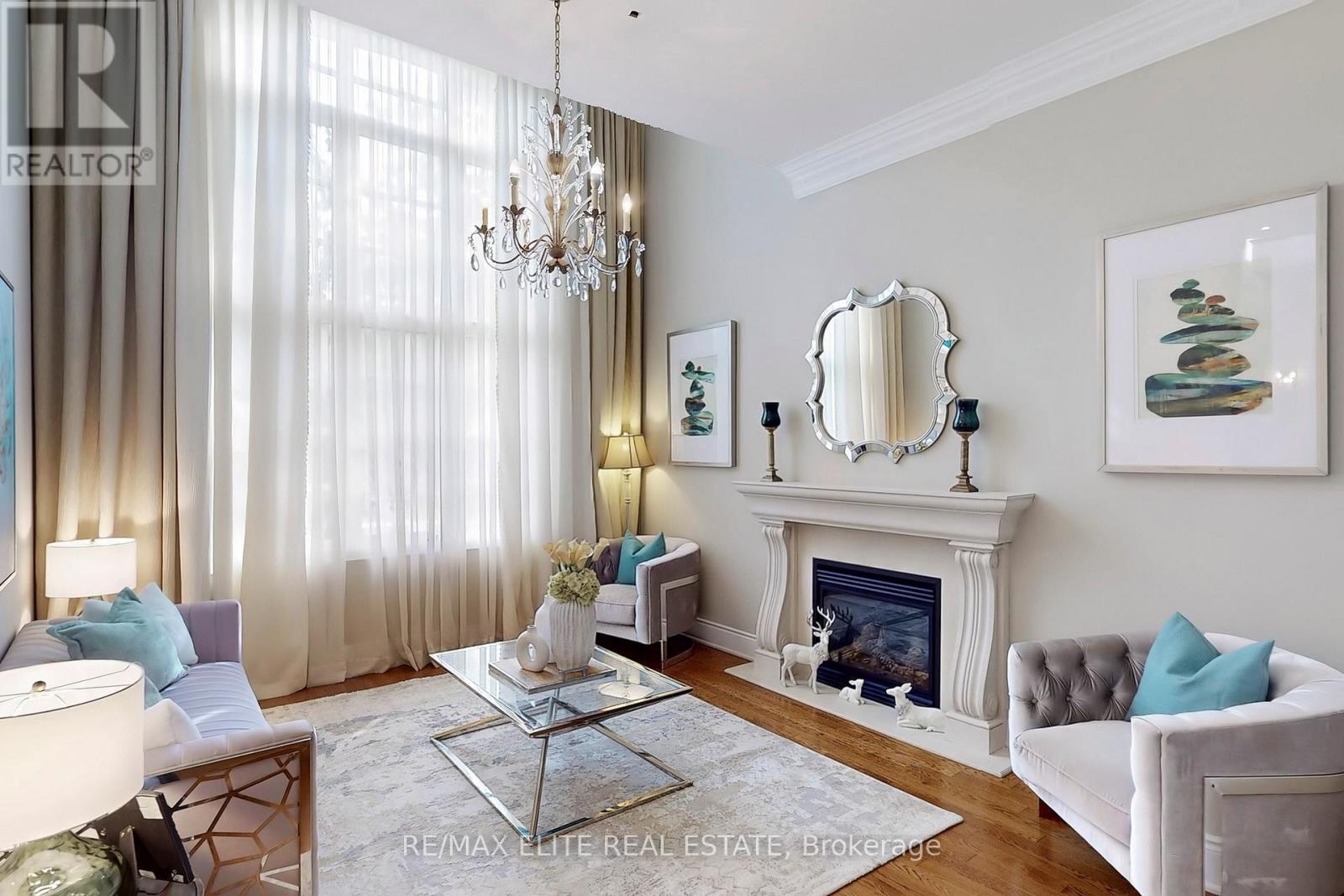 Photo 15 of 59 Carisbrooke Circle, Aurora ON